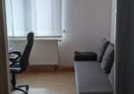 Schreibtisch-Ecke am Fenster mit Schlafcouch